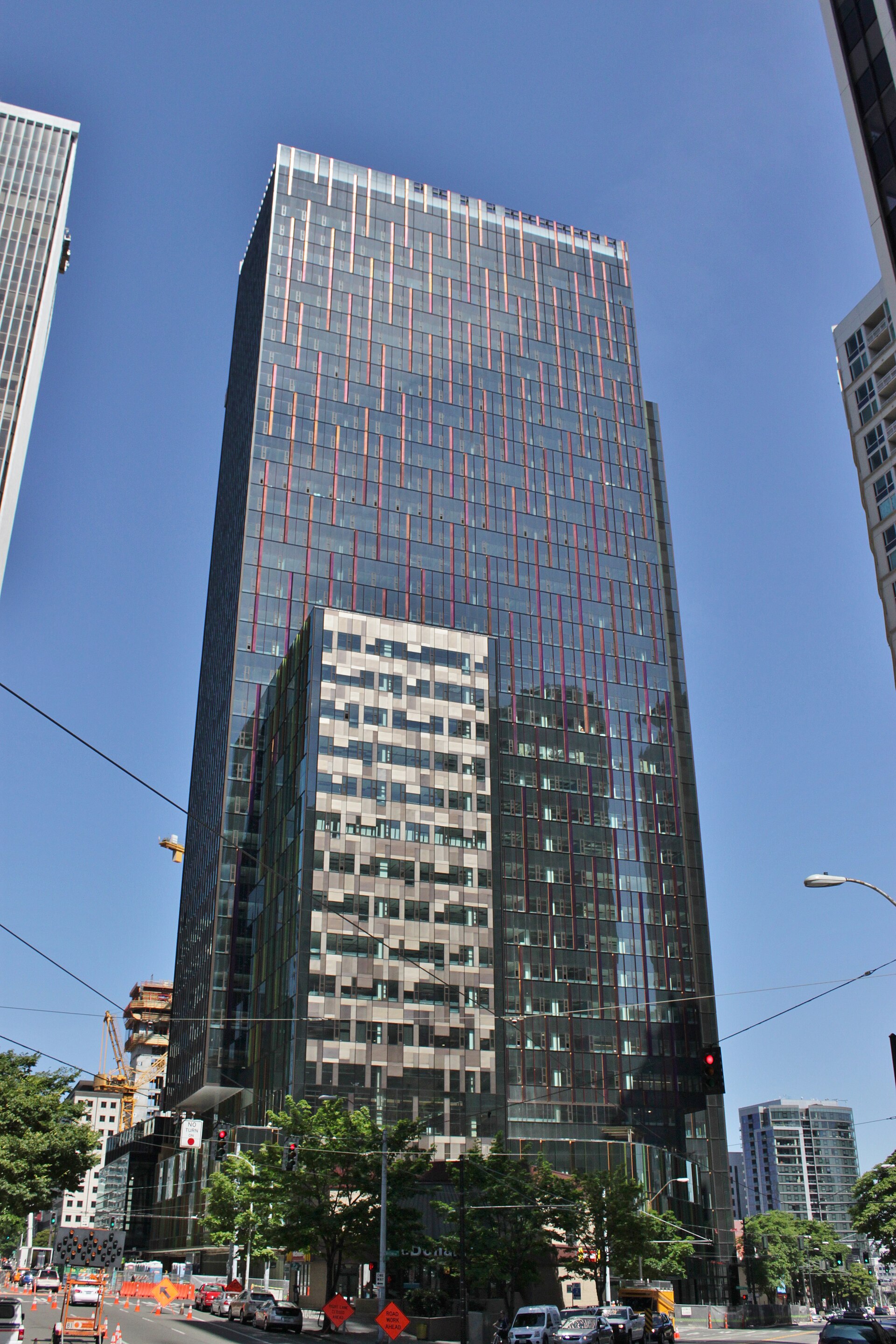 לוגו אמזון על מטה החברה בסיאטל · צילום: SounderBruce · CC BY-SA 2.0