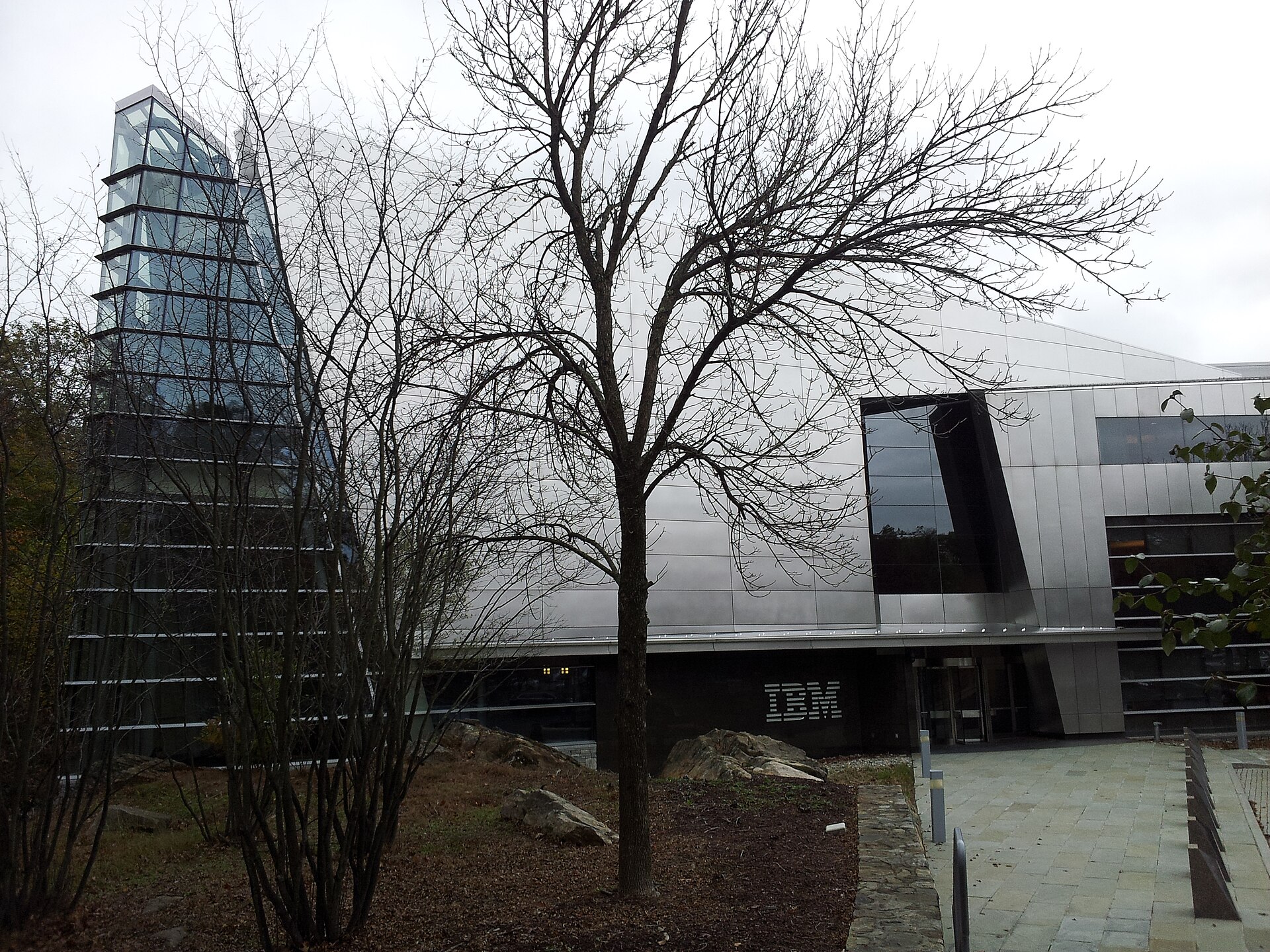מטה IBM, החברה שהזהירה מהחטאה ברווח · צילום: Treesmittenex · CC BY-SA 4.0