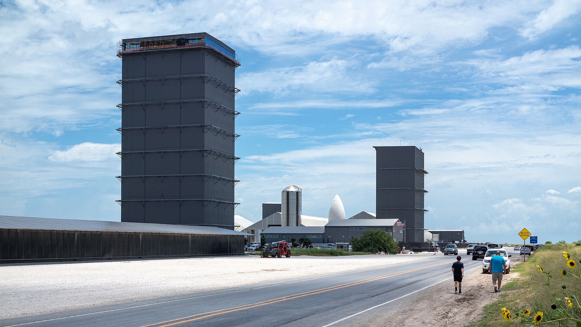 מטה SpaceX והלוגו המוכר של החברה · צילום: Alexander Hatley from Spring, Texas, USA · CC BY 2.0